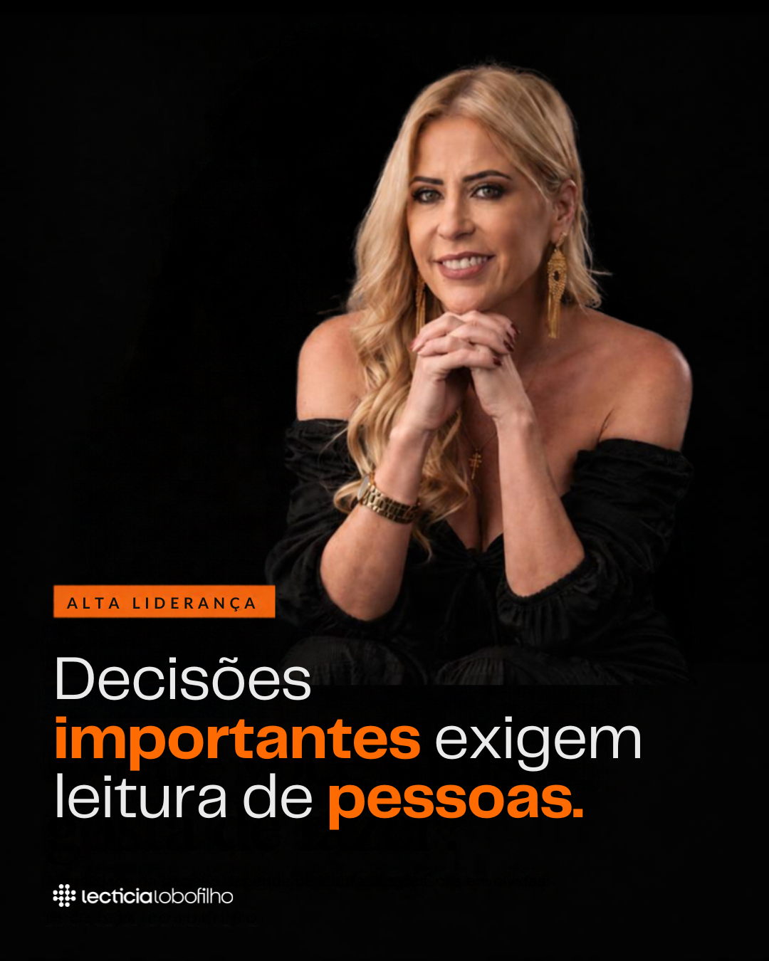 Lecticia Lobofilho, especialista em relações interpessoais, com as mãos próximas ao rosto